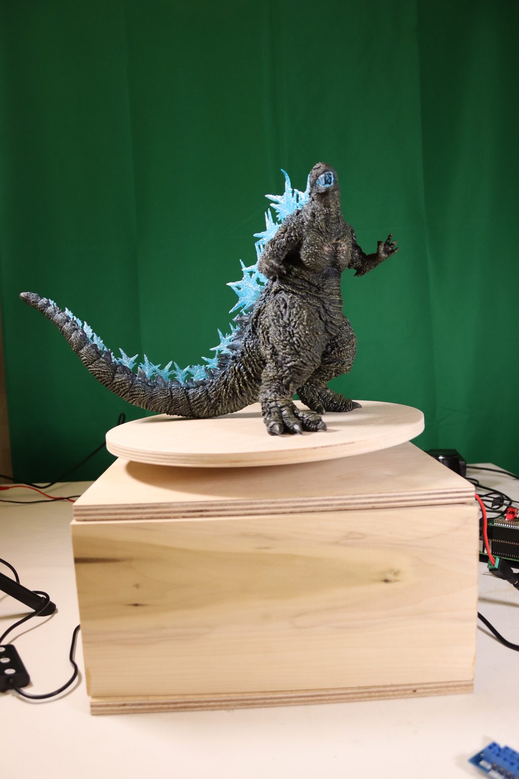 Motorized turntable display platform